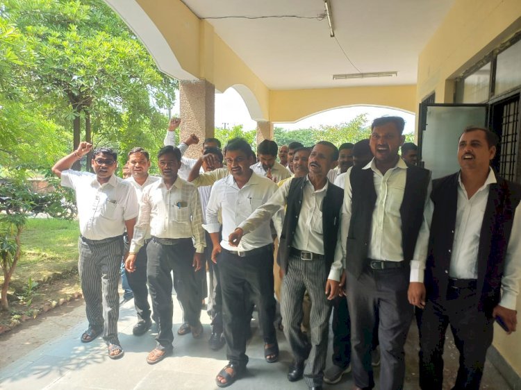 Raibareli-हापुड़ घटना के विरोध में अधिवक्ताओं का जारी रहा आंदोलन,,,