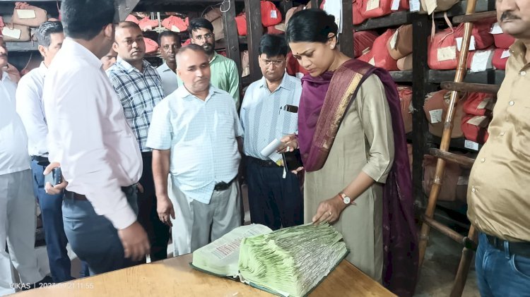 जिलाधिकारी ने कलेक्ट्रेट परिसर में स्थित विभागों का किया निरीक्षण*