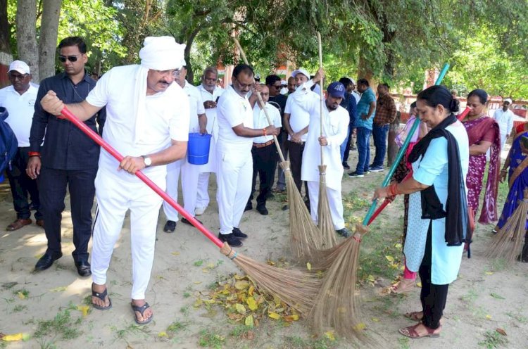 रायबरेली: प्रधानमंत्री नरेंद्र मोदी की अपील के बाद स्वच्छ्ता ही सेवा मिशन कार्यक्रम का हुआ आयोजन
