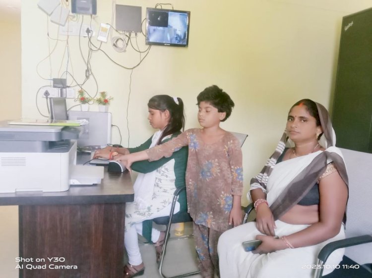 रायबरेली-पंचायत भवन सांडा सैदन में पंचायत सहायक द्वारा बनाए जा रहे हैं गोल्डन कार्ड।