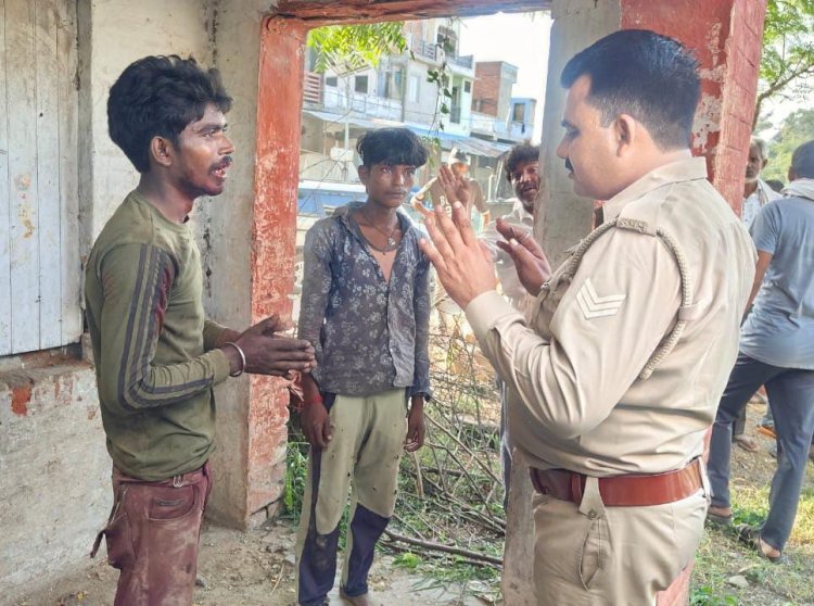 रायबरेली-रेलवे का लोहा चुराते दो युवकों की स्थानीय लोगों ने पकड़कर     की पिटाई,,,