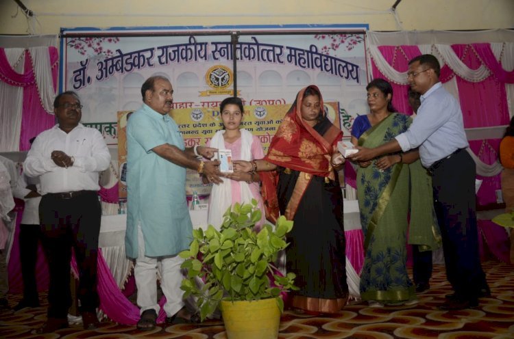 रायबरेली-डॉ. अंबेडकर राजकीय स्नातकोत्तर महाविद्यालय ऊंचाहार में स्मार्ट फोन वितरण किया गया,,,,,