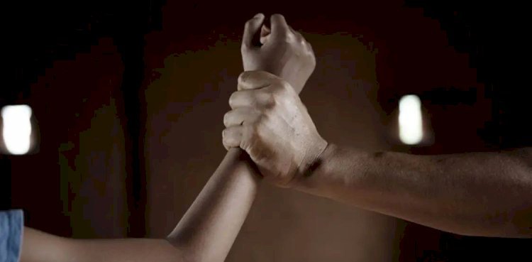 'खींचते हैं दुपट्टा, मुंह पर छोड़ते हैं सिगरेट का धुआं...', दुष्कर्म पीड़िता ने अधिकारियों के सामने सुनाई आपबीती