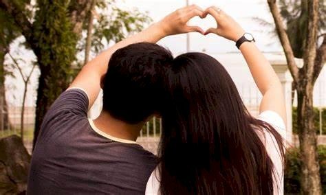 Raibareli-प्रेमी के साथ सेल्फी ले रही थी पत्नी,पति के पहुँचते ही कुछ ऐसा हुआ कि आप भी हो जायेगे हैरान!!