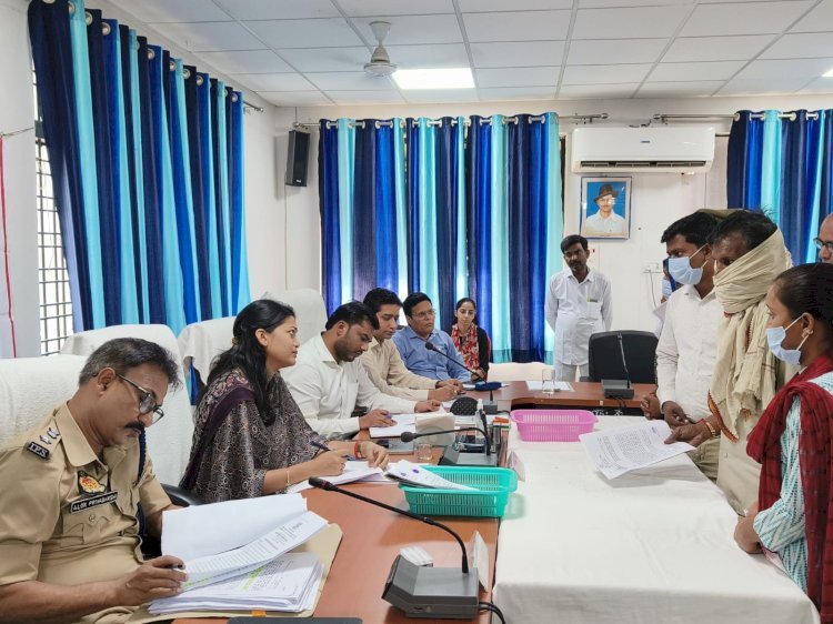 रायबरेली -जिलाधिकारी की अध्यक्षता में आयोजित समाधान में कुल आई 113 शिकायतों में 6 शिकायतों का मौके पर हुआ निस्तारण,,,,