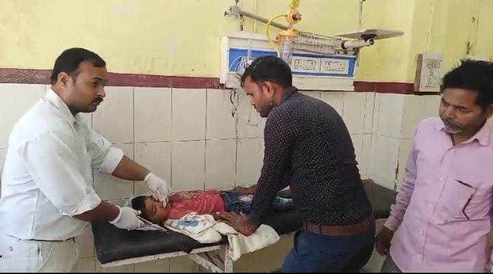 रायबरेली-खड़े ट्रक से टकराकर बाइक सवार पिता पुत्र घायल,,,