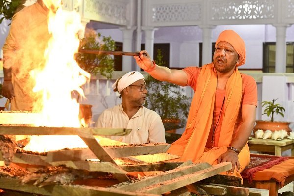 CM योगी ने विधि विधान से किया हवन पूजन, मां जगतजननी से की लोकमंगल की प्रार्थना
