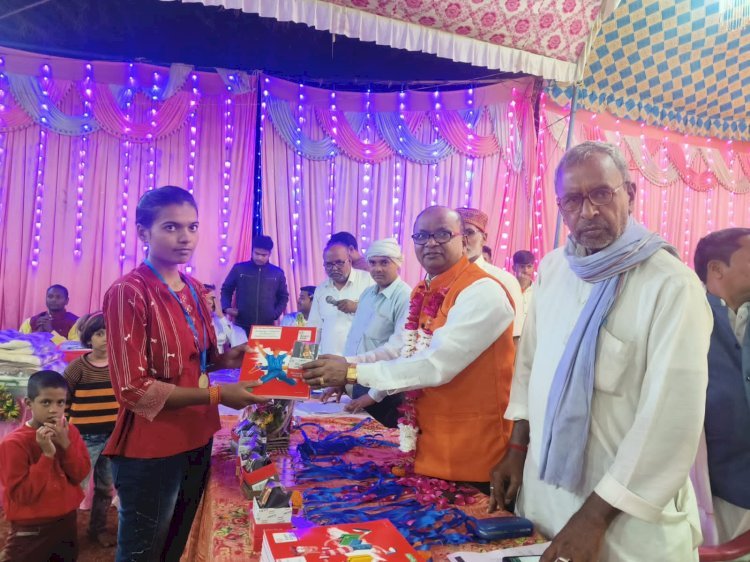 रायबरेली-नवदुर्गा पूजा समिति द्वारा आयोजित कार्यक्रम में इंटर व हाई स्कूल में परीक्षा में अच्छे अंक पाने वाले छात्रों को पुरुस्कार देकर प्रोत्साहित किया गया,,,,