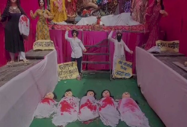 मृतकों के प्रतीकात्मक रुपों को दुर्गा पंडाल में दर्शाया गया, और इस अनोखे अंदाज में दिखाई गई झांकी