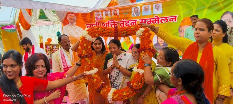 Raibareli-नारी शक्ति वंदन सम्मेलन में पहुंची हजारों की संख्या में मातृशक्तियां।*