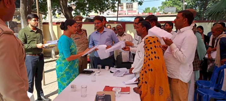 Raibareli-कुर्सी छोड़कर डीएम हर्षिता माथुर ने खड़े होकर फरियादियो की सुनी फरियाद