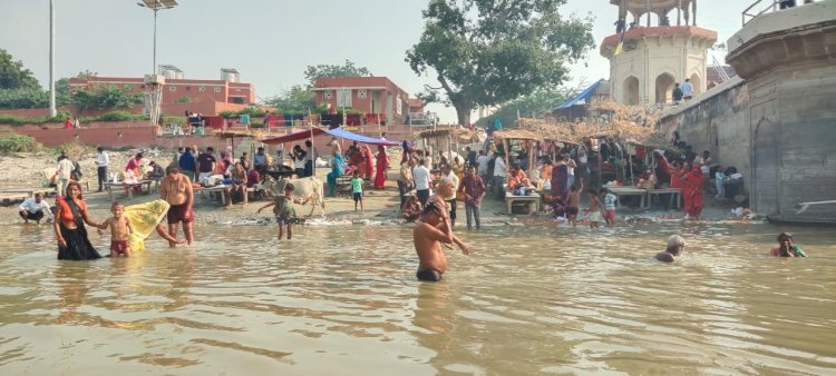 Raibareli-शरद पूर्णिमा पर श्रद्धालुओं ने लगाई आस्था की डुबकी