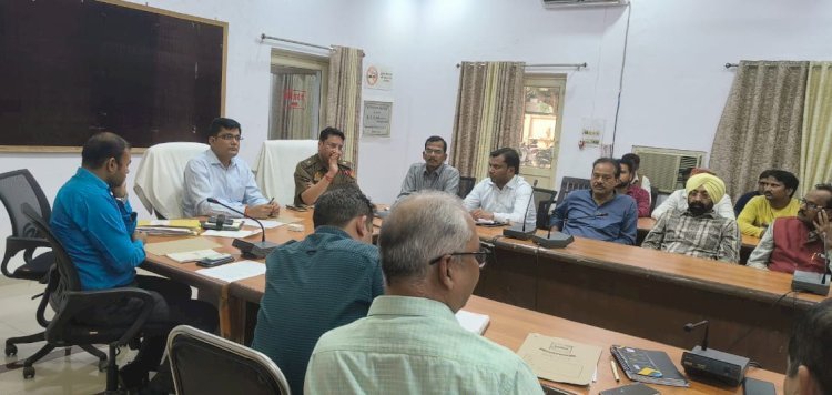 Raibareli-एडीएम (प्रशासन) ने पटाखा बिक्री के सम्बन्ध में की बैठक