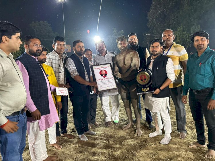 धरती पुत्र मुलायम सिंह यादव केसरी बने दिल्ली के बबलू पहलवान