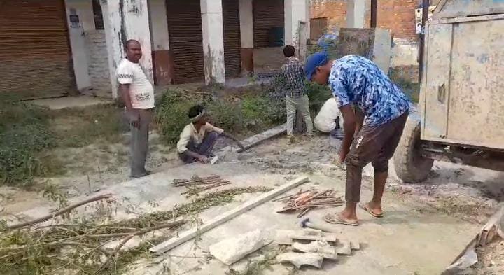 रायबरेली-मानकों को दरकिनार कर कराया जा रहा आरसीसी सड़क का निर्माण,,,,,?