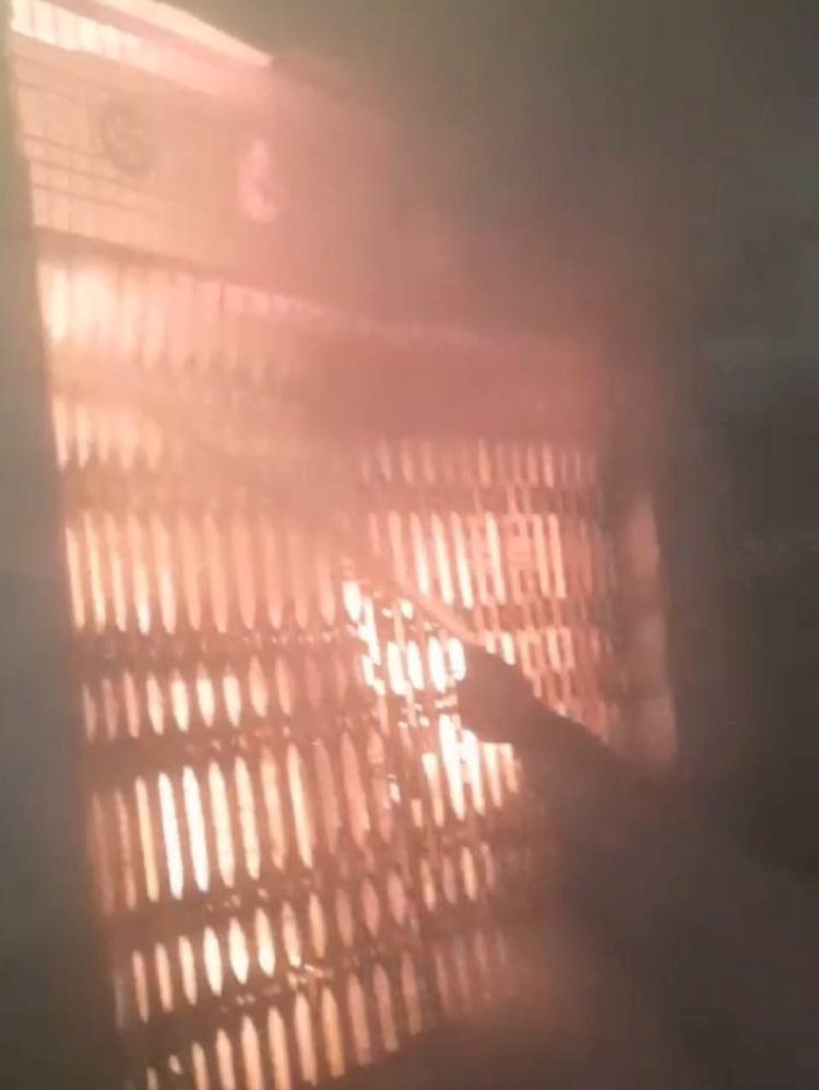 Raibareli-इलेक्ट्रॉनिक शोरूम के गोदाम में लगी आग , 5 लाख के इलेक्ट्रॉनिक सामान जलकर खाक