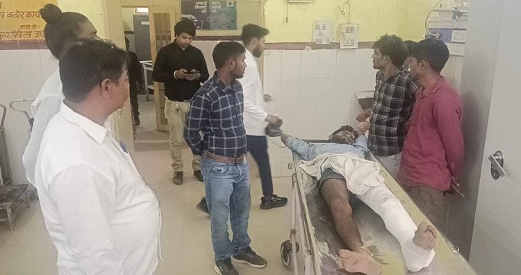 Raebareli: अनियंत्रित होकर बाइक सवार पेड़ से जा टकराया, गम्भीर रूप से हुआ घायल