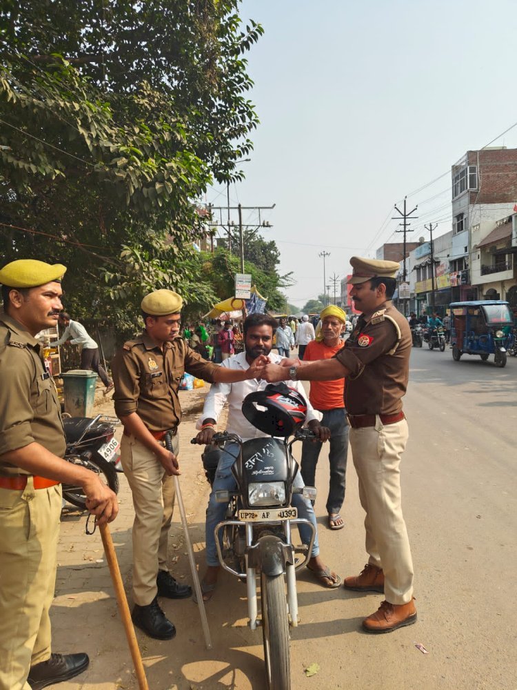 Raibareli-मित्र की भूमिका में नजर आई खाकी तो लोगों ने खूब की सराहना