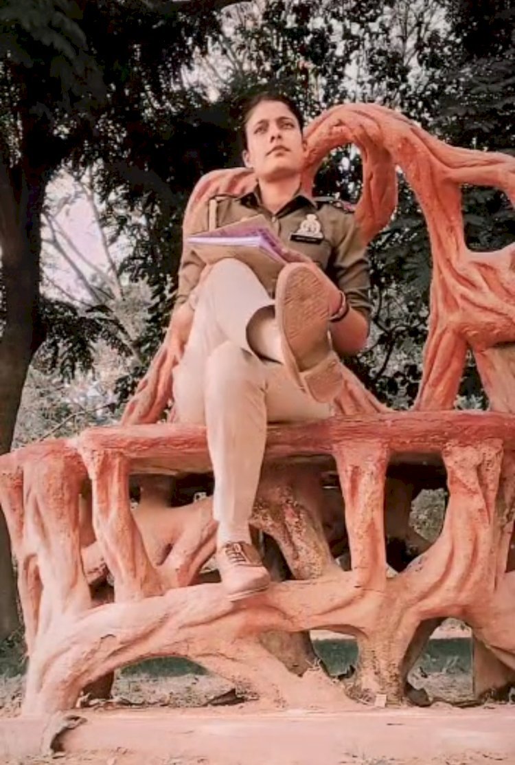 रायबरेली-वर्दी में रील्स बनाने का बढ़ा क्रेज