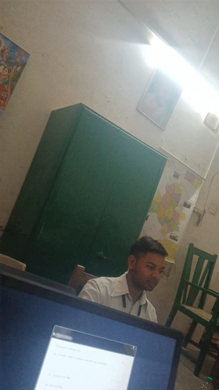 रायबरेली-सप्लाई इंपेक्टर वीर सिंह अपनी जेब से प्राइवेट कर्मचारी को देते है मानदेय