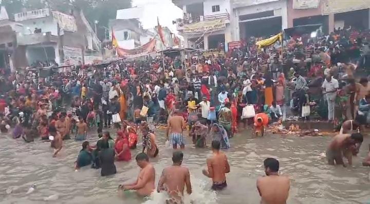 रायबरेली-कार्तिक पूर्णिमा पर गोकना घाट में लाखों श्रद्धालुओं ने पतित पावनी गंगा में डुबकी,,,