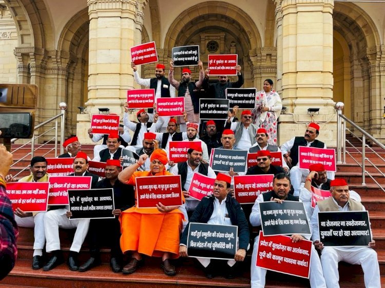 यूपी विधानसभा का दूसरा दिन, सपा विधायकों का धरना प्रदर्शन, सदन में काटा बवाल