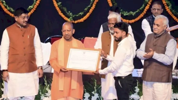 सीएम योगी ने दी कर्तव्य निभाने की नसीहत, कहा- सिर्फ ट्यूबवेल चालू-बंद करना आपका काम नहीं