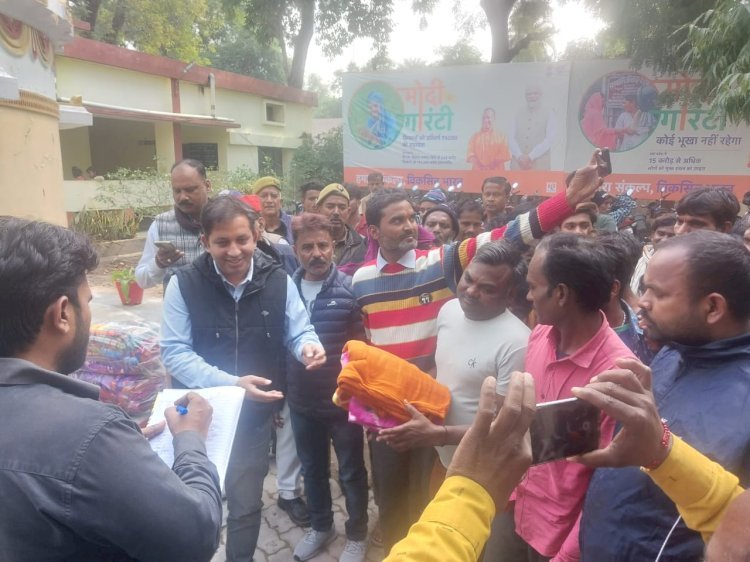 Raibareli-गरीब बेसहारा लोगों को ठंड से बचाव के लिए एसडीएम ने कंबल  बांटे।