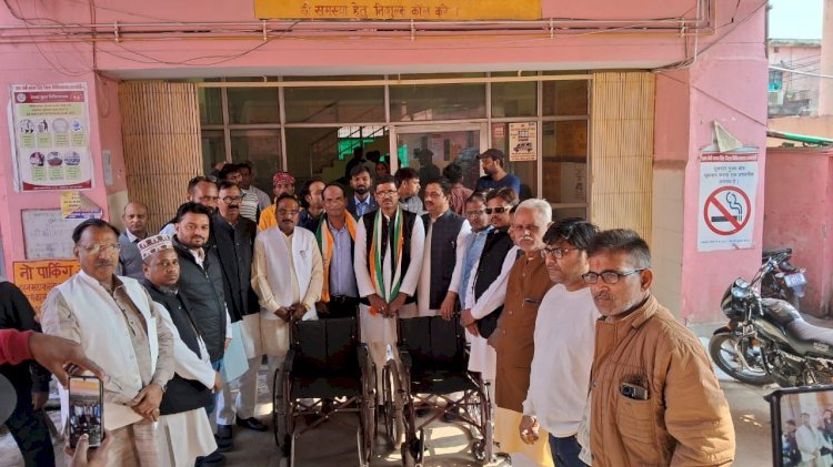 कांग्रेस प्रदेश सचिव अतुल सिंह ने मरीज के लिए दो व्हीलचेयर किया दान     