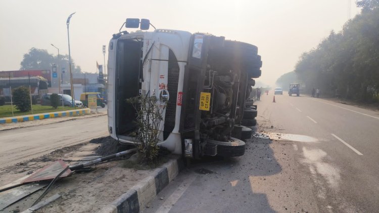 तेज रफ्तार अनियंत्रित डंपर डिवाइडर से टकराकर  पलटा 
