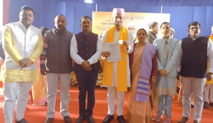 बैसवारे के लाल अभिनव यादव ने बढ़ाया मान, बने बीएचयू के गोल्ड मेडलिस्ट
