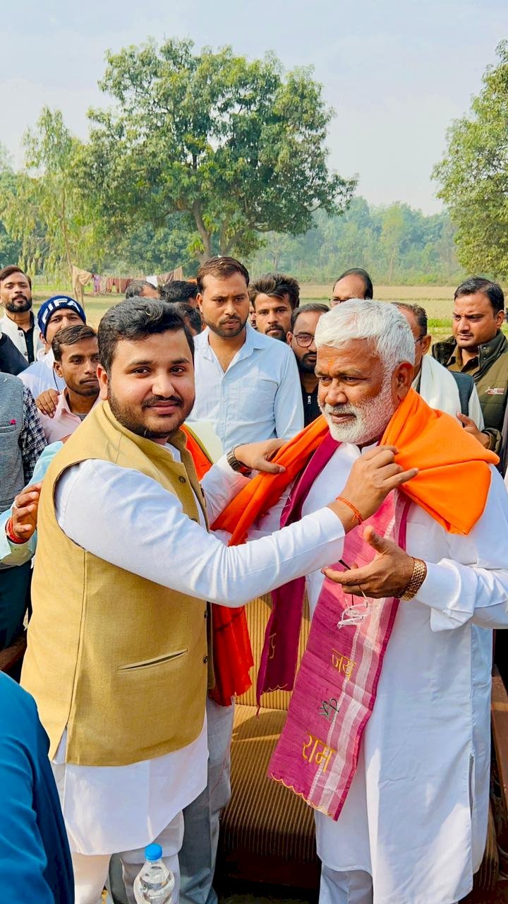 ज़िला पंचायत सदस्य राघवेन्द्र प्रताप सिंह के आवास पर पहुँचे कैबिनेट मंत्री