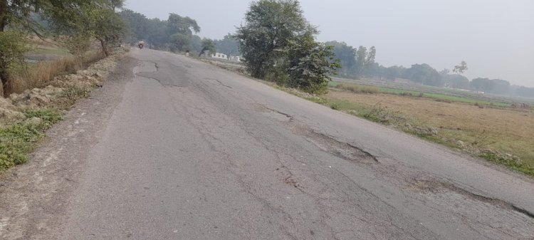 Raebareli:इस सड़क को अब है मरम्मत का इंतजार
