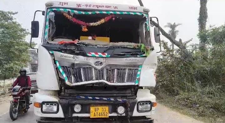 रायबरेली:डम्फर व टैंकर के बीच हुई जोरदार भिड़ंत टैंकर चालक घायल