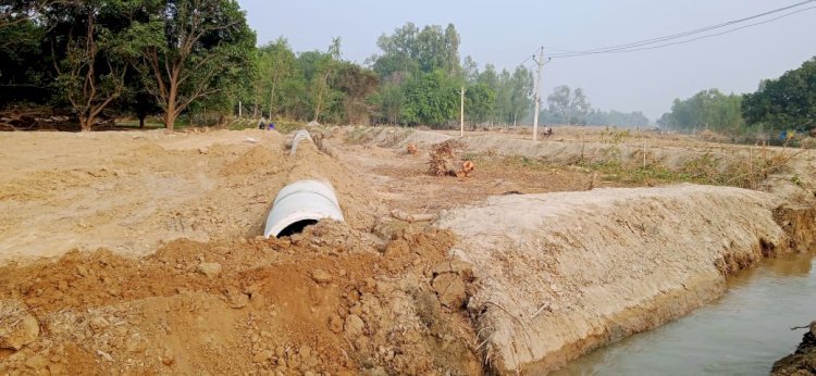 रायबरेली:नहर विभाग से बिना अनुमति लिए ही नहर को खोदकर डाला पाइप।