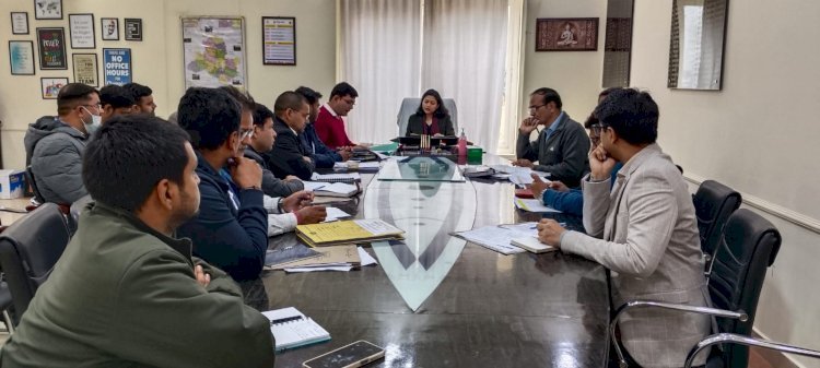 Raibareli-जिलाधिकारी ने प्रतिकर वितरण में तेजी लाने के दिए निर्देश