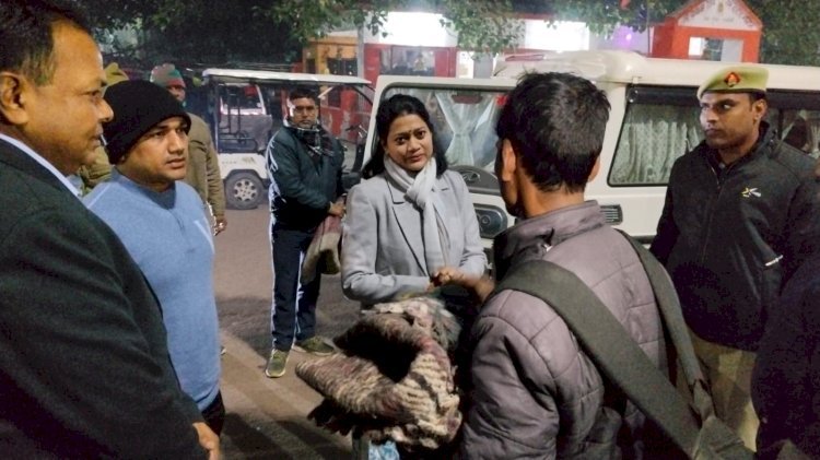 Raibareli-डीएम ने रैन बसेरों का निरीक्षण कर व्यवस्थाओं का लिया जायजा  जरूरतमंदों को दिये कंबल