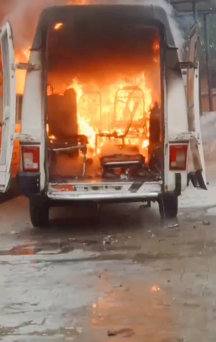 Raibareli-सरकारी एम्बुलेन्स में लगी भीषण आग