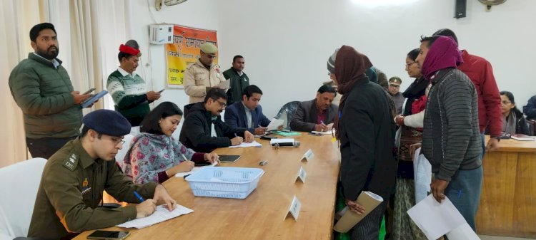 Raibareli-समाधान दिवस में जिलाधिकारी ने सुनीं लोगों की समस्याएं