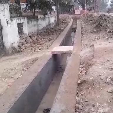 रायबरेली-जिलापंचायत द्धारा बनाई जा रही नाली में बड़ा घोटाला,जिम्मेदार बेखबर