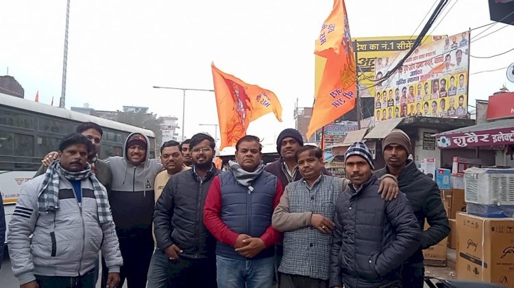 Raibareli-व्यापार मंडल द्वारा नगर में किया गया दीपों का वितरण