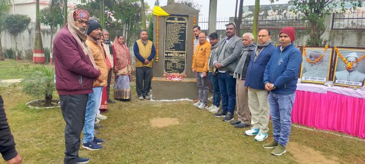 Raibareli-नगर पंचायत पार्क में स्वतंत्रता संग्राम सेनानी सम्मान पट्ट का किया गया अनावरण