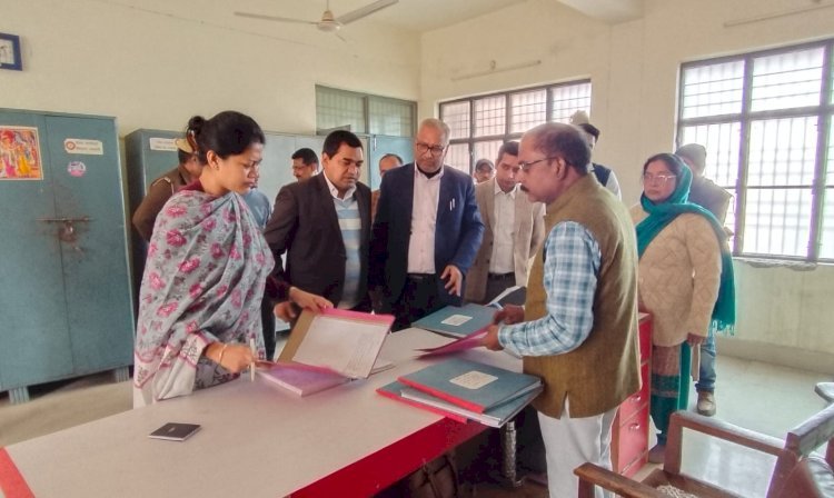 Raibareli-DM ने सदर तहसील का किया औचक निरीक्षण