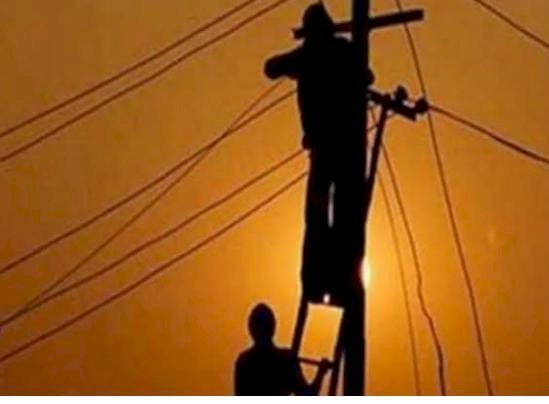 रायबरेली-बिजली खंभे में संविदाकर्मी खोल ले गया कट आउट मीटर बाक्स....