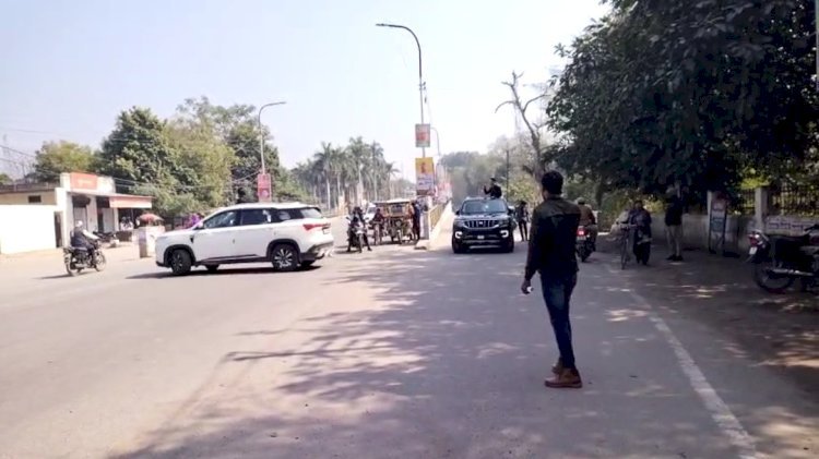 Raibareli-छत खोल कर रंगबाजी करते दिखे रायबरेली के कुछ युवा लड़के