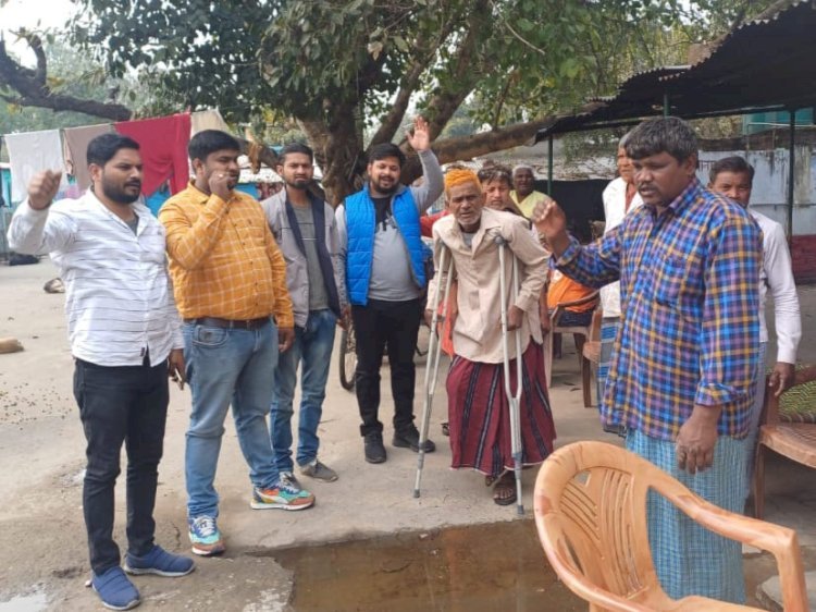 Raibareli-बीजेपी नेता ने कुष्ठ आश्रम में मनाया बसंत पंचमी का पर्व