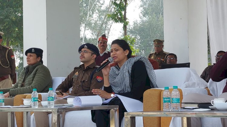 Raibareli-डीएम ने पुलिस आरक्षी नागरिक परीक्षा सकुशल सम्पन्न कराने के लिए सेक्टर मजिस्ट्रेटों और व्यवस्थापकों के साथ की समीक्षा बैठक