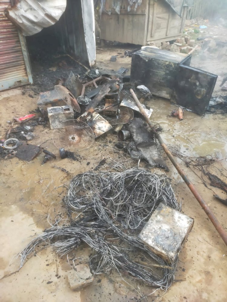 रायबरेली-अज्ञात कारणों के चलते इलेक्ट्रॉनिक व बैग की दुकान में लगी आग.....