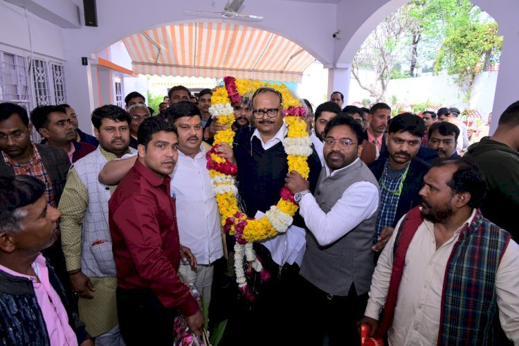 एनएचएम संविदा कर्मचारी संघ के प्रतिनिधि मण्डल ने समास्याओं को लेकर डिप्टी बृजेश पाठक को सौंपा ज्ञापन