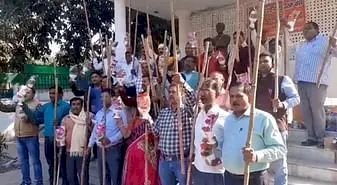 शिक्षा विभाग ने 20 शिक्षकों के वेतन पर लगाई रोक, लाठी की तस्वीर देख कारण पूछा, नहीं बताने पर FIR